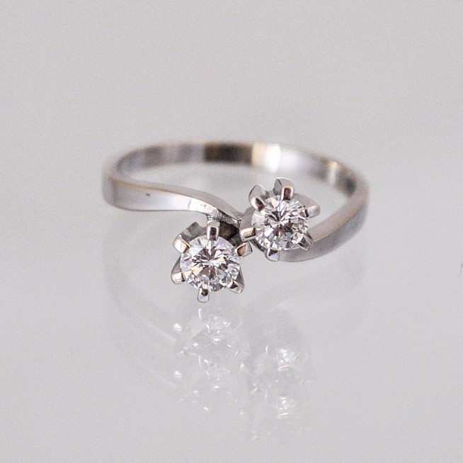 Diamantový prsten s dvěma diamanty