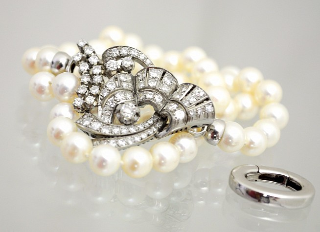 Perlový náhrdelník s diamantovou sponou